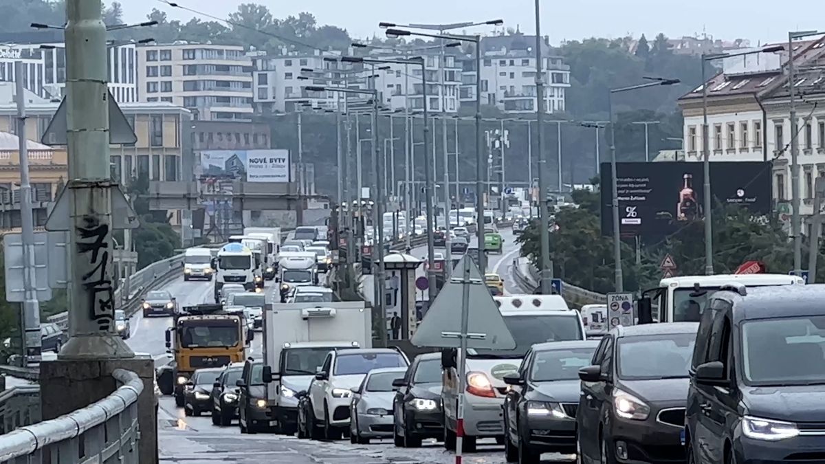 Neschopnost v Praze: Převedení aut na tramvajový pás trvá několik dnů, kolony nekolony